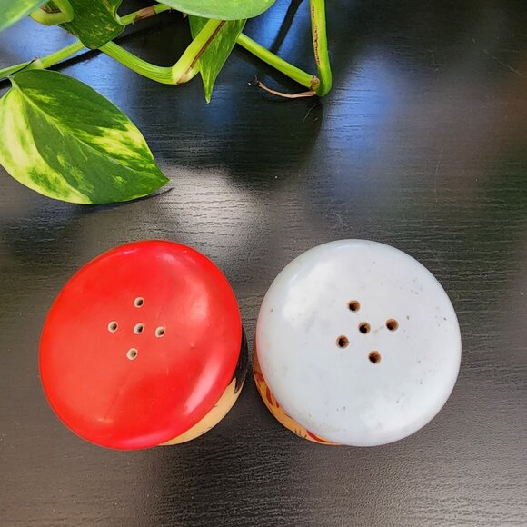 Vintage Salty Peppy Handpainted Carved Salt n Pepper Shakers Mini Short Small - Picture 7 of 11